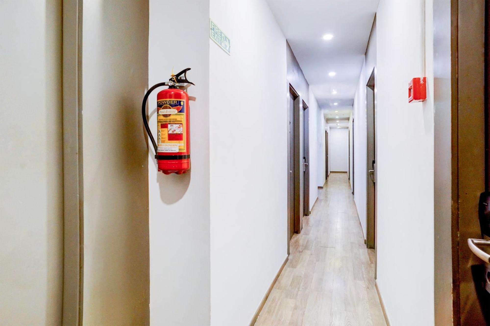 فندق Townhouse Khar The Habitat مومباي المظهر الخارجي الصورة